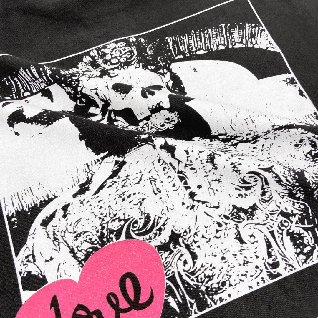 Saint Michael Vintage LOVE washed and distressed printed Vintage loose short-sleeved short-sleeved T-shirt. Digital white ink direct printing. The fabric is breathable and the pattern is three-dimensional and clear. Fabric: Double yarn 240 grams Style number: S862 Size: S-M-L-XL Color: Washed black Price: P118